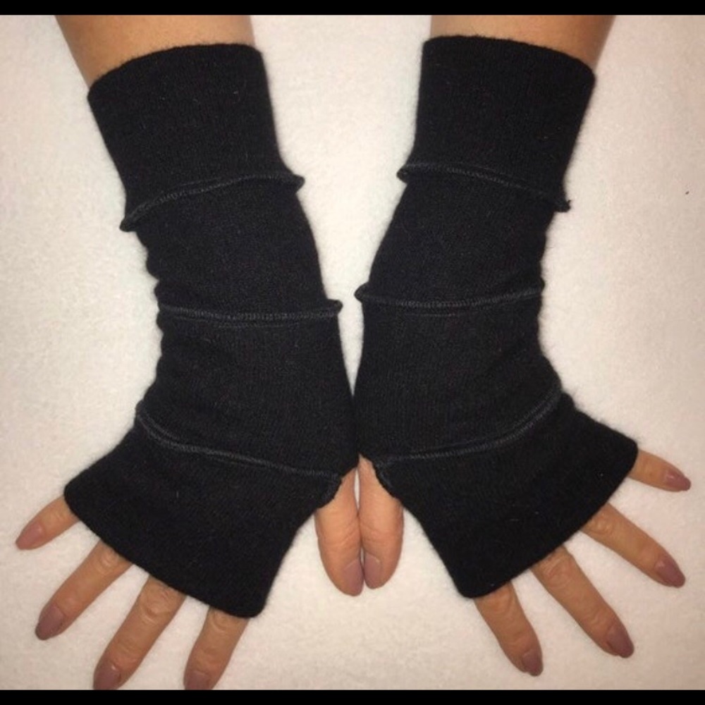 Hand gloves
